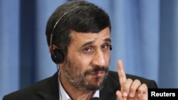 U.S. -- Iranian President Mahmud Ahmadinejad gestures during a news conference in New York, 24Sep2010