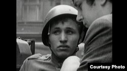 Кадр из фильма: советский солдат в Праге в августе 1968 года