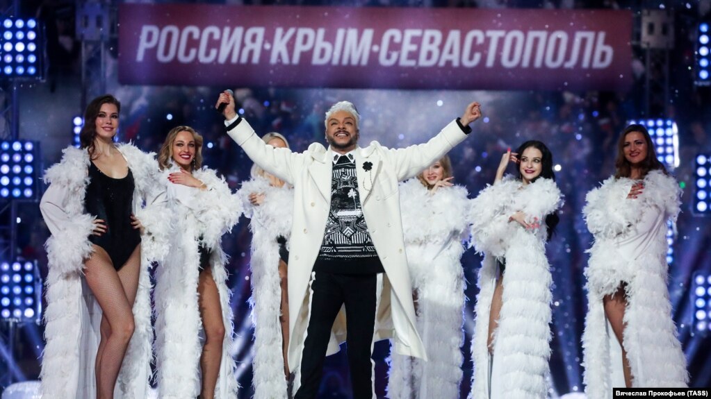 Филип Киркоров выступает на концерте в Лужниках в честь 7-й годовщины присоединения Крыма к России