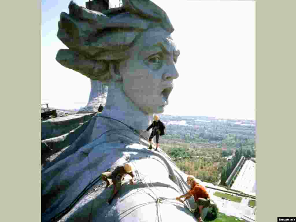 Alpinisti pregledaju površinu statue 1986. godine. Veruje se da je model za žensko lice spomenika bila supruga sovjetskog skulptora Jevgenija Vučetića koji je takođe izradio glavnu statuu u memorijalu &bdquo;Spomenik vojniku oslobodiocu&ldquo; u parku Treptover u Berlinu. Legendarni skulptor navodno se suočavao sa pritiscima sovjetske vlasti zbog izraza lica žene: &bdquo;Šefovi su me pitali zašto su njena usta otvorena, to ne izgleda lepo&ldquo;, rekli su. Odgovorio sam, zato što vrišti: Za otadžbinu, k*****i sinovi!&#39; Nikada više nisu pitali&ldquo;. &nbsp;