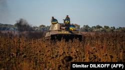 Українські артилеристи готуються до ведення вогню із самохідної гаубиці по російських позиціях на півдні України, жовтень 2022 року