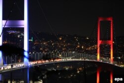 Перекрытый военными мост через Босфор