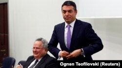 Архива: Министрите за надворешни работи на Грција и на Македонија, Никос Коѕијас и Никола Димитров.