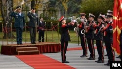 Претседавачот на Воениот комитет на НАТО генерал Кнуд Бартелс во официјална посета на АРМ .