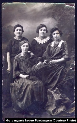 Олександра Притуленко (знизу ліворуч)