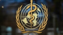 Лого Всесвітньої організації охорони здоров'я на будівлі її штаб-квартири