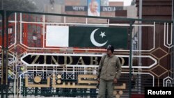 Një ushtar pakistanez para një pike të përbashkët kontrolli me Indinë 