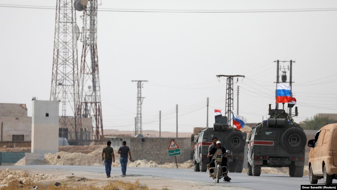 Российский и сирийский флаги на военной технике около Манбиджа, 15 октября 2019 г.