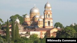 И.о. главы Сухумо-Пицундской епархии предложил собранию обсудить ситуацию вокруг Новоафонского монастыря (Священной митрополии Абхазии) и всем миром придумать, как прекратить деятельность раскольников