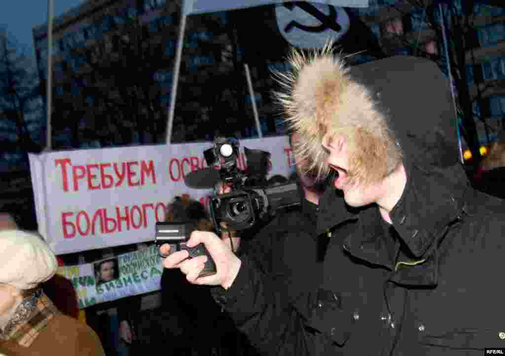 Не обошлось без пьяной провокации. Некий молодой человек, закрывая лицо капюшоном, угрожал пикетчикам травматическим пистолетом.