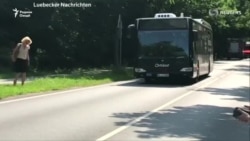 Шаҳрванди 34-солаи Олмон бо корд 10 мусофири автобусро захмӣ кард.