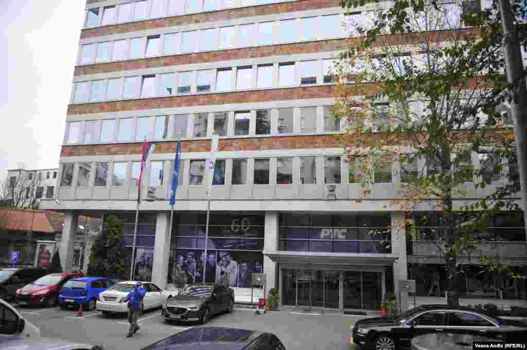 СРБИЈА - На паркингот пред зградата на РТС во Белград утрово одекна експлозија, во која едно лице загина, а две се потешко повредени, јави дописникот на МИА од Белград. Загинал 65 годишен работник, а двајца други работници на возраст од 64 и 50 години се однесени во болница.