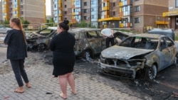 Белгород. Люди у сгоревших в результате обстрела автомобилей, сентябрь 2024 года