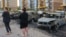 Белгород. Люди у сгоревших в результате обстрела автомобилей, сентябрь 2024 года