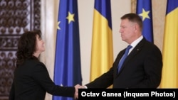 Președintele României, Klaus Iohannis, și ministrul Educației, Monica Anisie