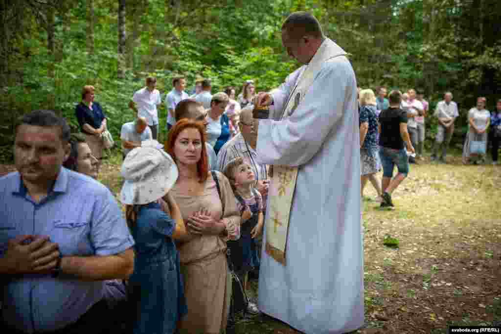 Credincioși catolici participă la o slujbă religioasă, la o capelă din pădurea de lângă satul Dubok din Belarus, pe 4 iulie. Capela este deschisă doar o dată pe an.