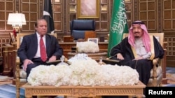 Saudi King Salman (R) met Pakistani Prime Minister Nawaz Sharif in Riyadh on January 18.