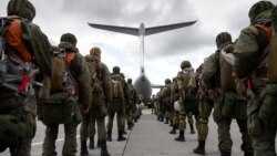 Российские десантники перед посадкой в ​​транспортный самолет Ил-76 во время учений "Запад-2021", проводимых вооруженными силами России и Беларуси на аэродроме в Калининградской области. 13 сентября 2021 года. 