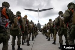 Rusiya paraşütçüləri "Zapad 2021" təlimləri zamanı "İl-76" nəqliyyat təyyarəsinə minməzdən əvvəl sıraya düzülürlər.