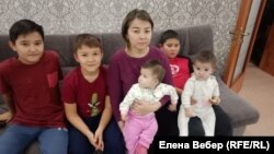 Үй құлап кетеді деп қауіптенген Самал Ахметова екі апта бұрын балаларын алып, жалдамалы пәтерге көшкенін айтады. Жезқазған, 6 қазан 2020 жыл.