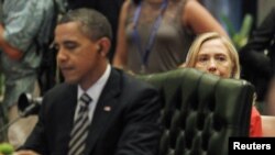 ASEAN-ABŞ sammitinde Birleşen Ştatlaryň Döwlet sekretary Hillary Klinton prezident Barak Obamanyň arkasynda otyr, Bali, 2011-nji ýylyň 18-nji noýabry.