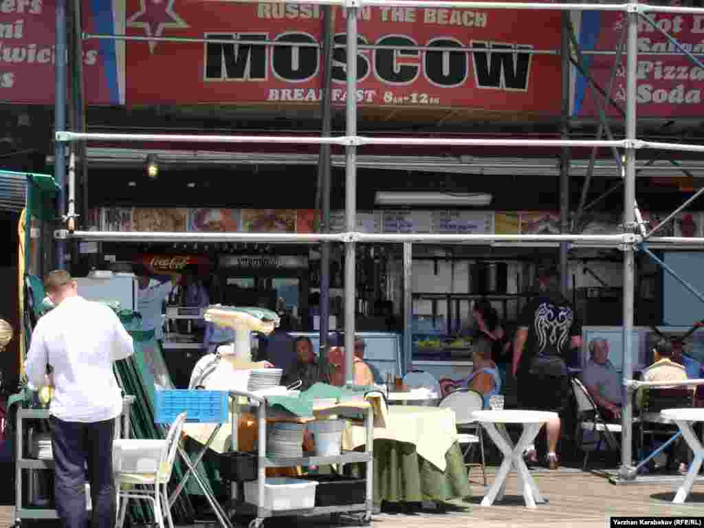 Июньский полдень. В ресторане под девизом «Россия на пляже» собираются первые клиенты.