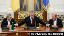 Ахтем Чийгоз, Петро Порошенко та Ільмі Умеров під час зустрічі в Адміністрації президента, 27 жовтня 2017 року