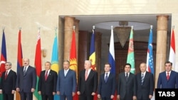 Участники встречи в Бишкеке дежурно позировали на фоне флагов своих независимых государств