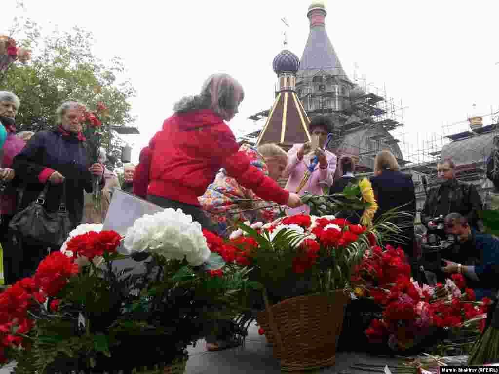 Акция памяти у &quot;Театрального центра на Дубровке&quot; &nbsp;03.09.2014