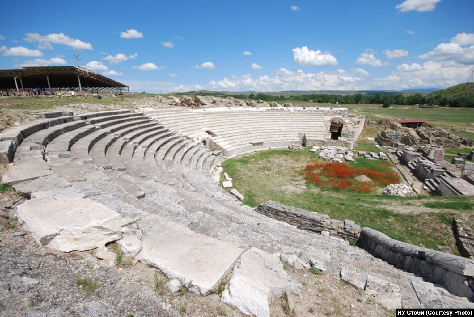 Amfiteatri antik në Stobi, që është lokacioni më i madh arkeologjik i këtij vendi, njihet për rëndësinë e tij universale në listën ë Fondit Botëror të Monumenteve.