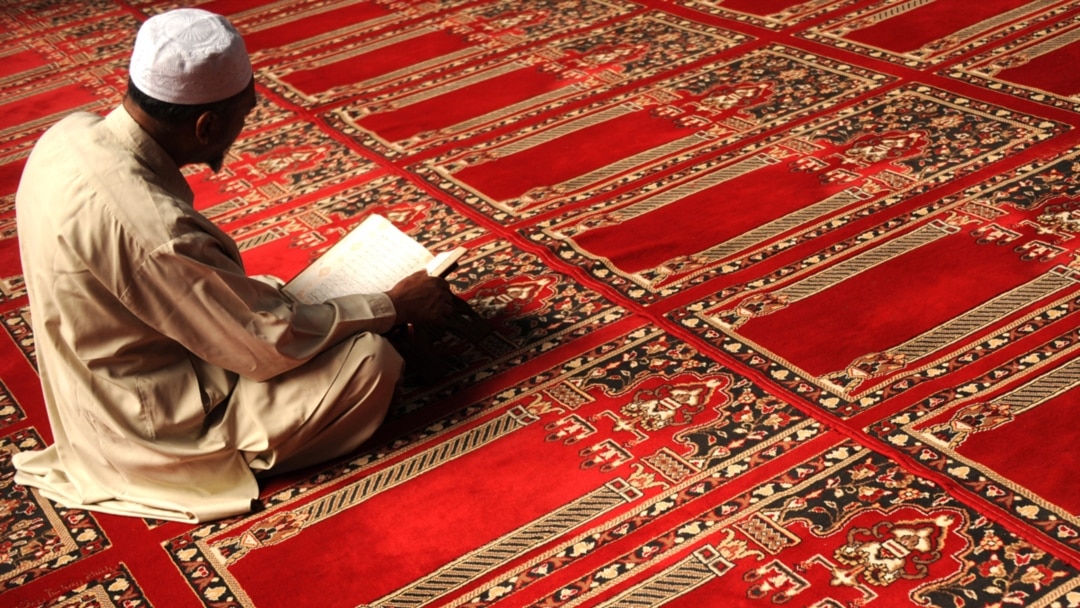 Мөлдір шілтерлі іш киімнің жақыннан түсірілген фотосы