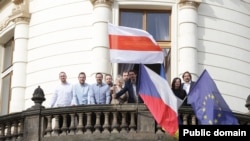 Так бел-чырвона-белы сьцяг усталёўвалі на бальконе ратушы Прагі-3