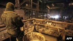 Боевик в оккупированном Донецке на металлургическом производстве