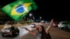 Pristalica bivšeg predsjednika Bolsonara maše brazilskom zastavom, Brazilija, 3. septembar 2025.