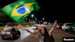 Pristalica bivšeg predsjednika Bolsonara maše brazilskom zastavom, Brazilija, 3. septembar 2025.