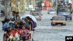 Thailand -- Residents commute on pickup truck during floods in Bangkok, 07Nov2011 