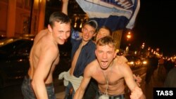 Болельщики "Зенита" празднуют победу в финальном матче за Кубок УЕФА. Санкт-Петербург, 14 мая 2008