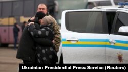 За даними СБУ станом на листопад 2020 року, контрольовані Росією сили незаконно утримують на Донбасі 251 людину