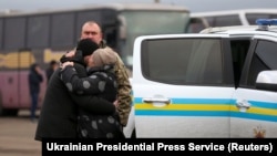 Donetsk vilâyetiniñ Mayorsk keçiş noqtasında Ukraina ve separatist cumhuriyetleri arasında kerçekleştirilgen esirlerni deñişimde azat etilgen Ukraina vatandaşı tuvğanlarınen quçaqlaşa, Ukraina, 2019 senesi dekabrniñ 29-ı