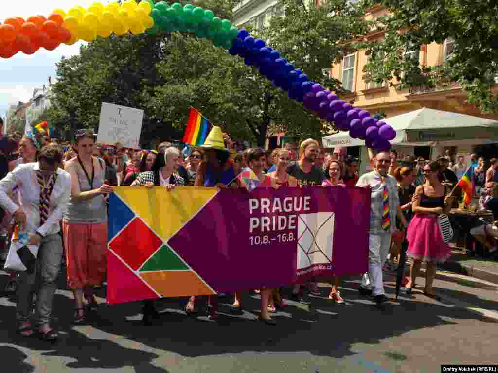 Во главе шествия - не только ЛГБТ-активисты, но и чешские политики, в том числе мэр Праги Адриана Крначова