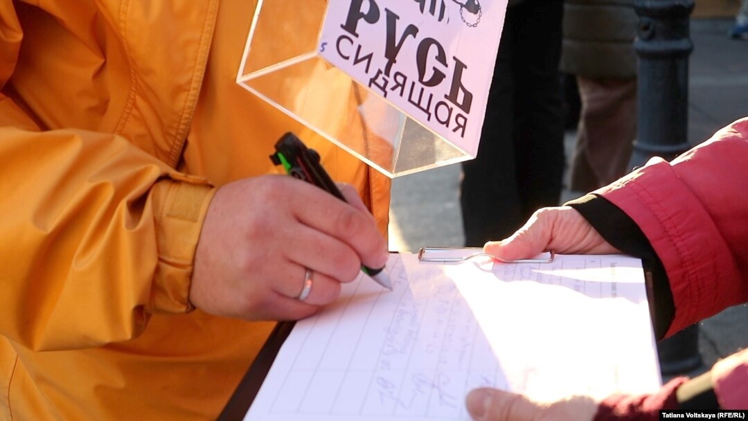 В Петербурге активисты собирают подписи в поддержку Олега Сенцова. 21 августа 2018