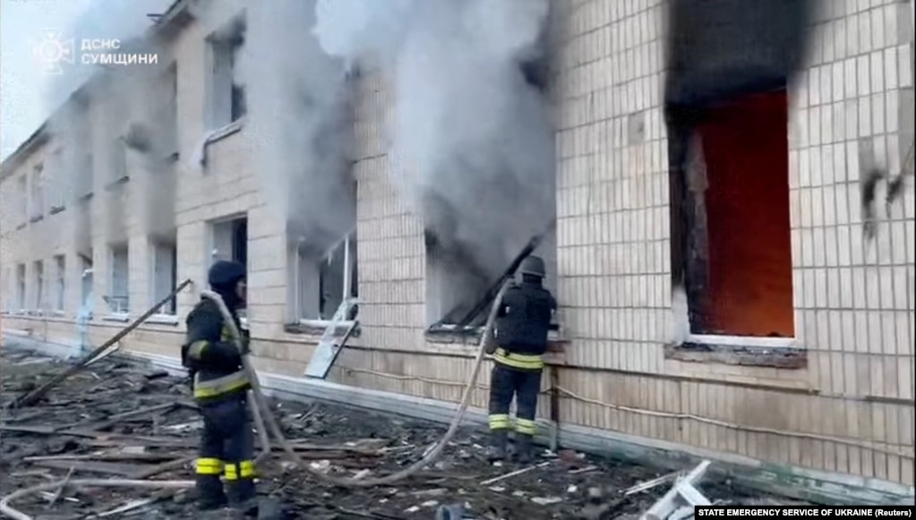 Zjarrfikësit duke u angazhuar për shuarjen e zjarrit, pas një sulmi ndaj një spitali në Krasnopillia, në rajonin ukrainas Sumi.Që nga biseda telefonike e 18 marsit, në Ukrainë dhe në Rusi janë sulmuar një mori vendesh.