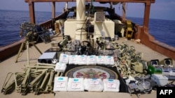 O fotografie publicată de CENTCOM pe 15 februarie arată un transport cu arme iraniene destinate rebelilor houthi din Yemen, pe care marina le-a confiscat de pe o navă în Marea Arabiei pe 28 ianuarie.