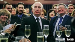 Владимир Путин пьет шампанское с журналистами своего пула, 29 декабря 2010