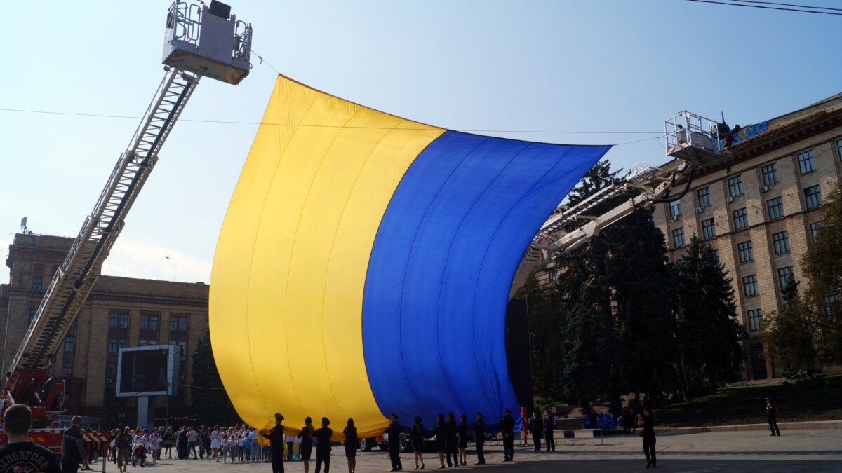 У Дніпрі на висоту 30 метрів підняли найбільший синьо-жовтий прапор в місті