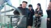Лидер КНДР Ким Чен Ын посещает фабрику косметики в Пхеньяне вместе с женой (вторая свправа). 29 октября 2017 года
