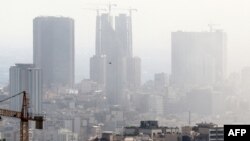 Дым в небе над Тегераном после израильского удара 18 июня, на шестой день боевых действий между Ираном и Израилем