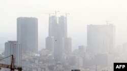Fumul persistă pe cerul Teheranului după un atac israelian din 18 iunie 2025, în a șasea zi de lupte dintre Iran și Israel.