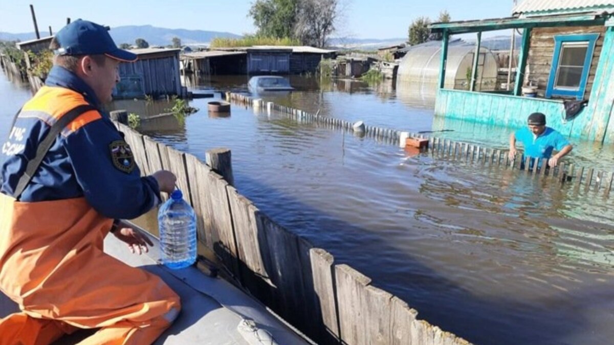 В Бурятии река Селенга затопила грунтовыми водами жилые дома и школу