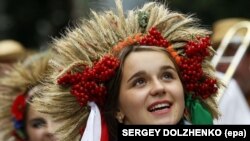 Киевдеги майрамдык иш-чарага катышкан украин кыздары